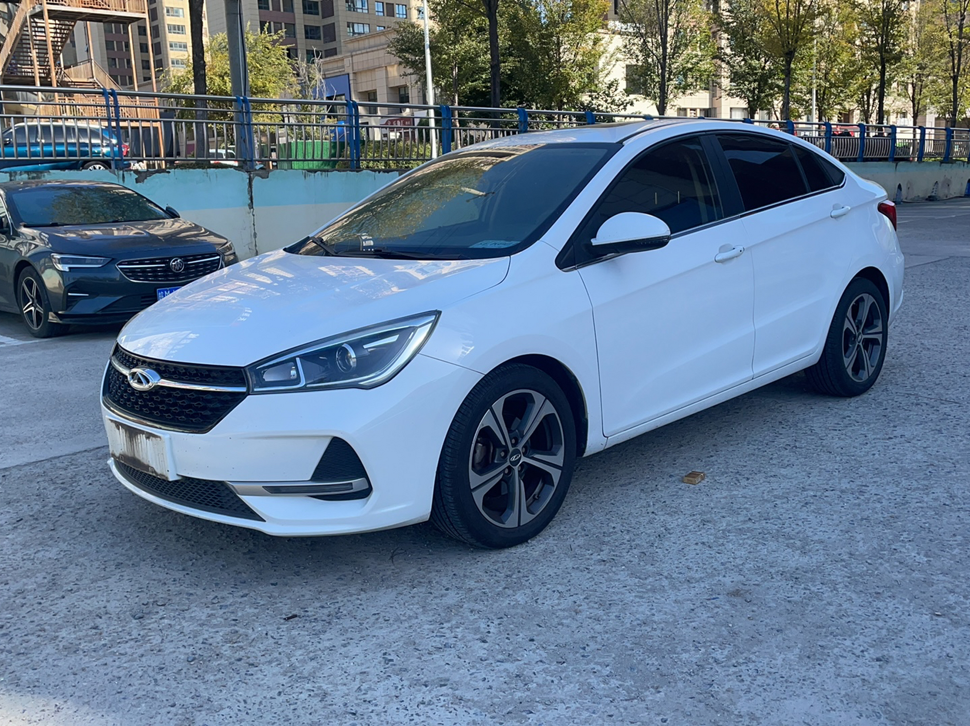 Под передней частью автомобиля