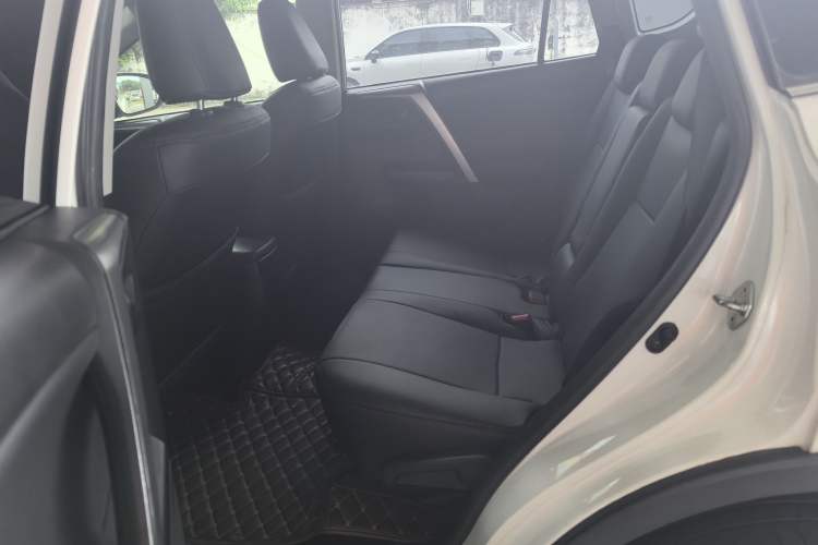 Used Toyota RAV4 2016 2.0L CVT Two-Wheel Drive Fashion Edition China V Standard
