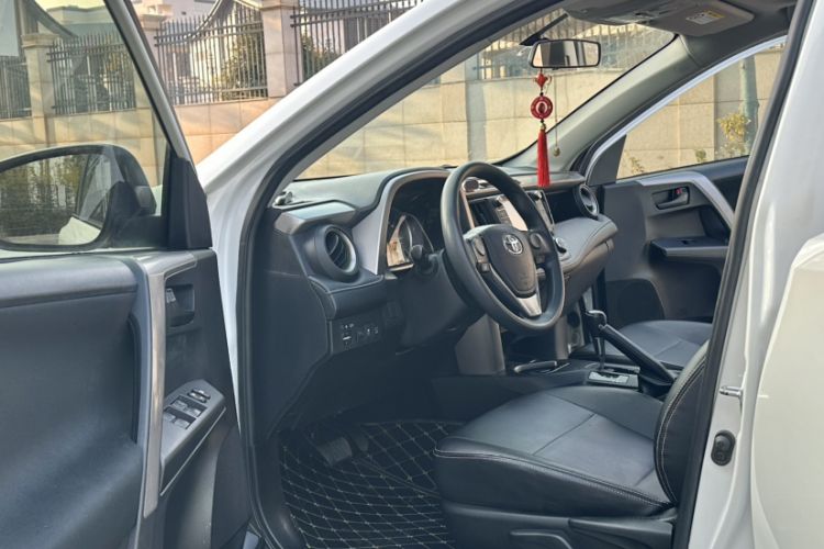 Used Toyota RAV4 2016 2.0L CVT Two-Wheel Drive Fashion Edition China V Standard
