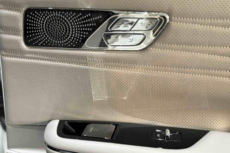 Used  Galaxy 8 2025 130km EM-i Deluxe Edition
