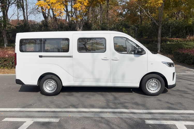 Used Wuling Yangguang 2024 300KM Comfort Version Passenger Van 75kW