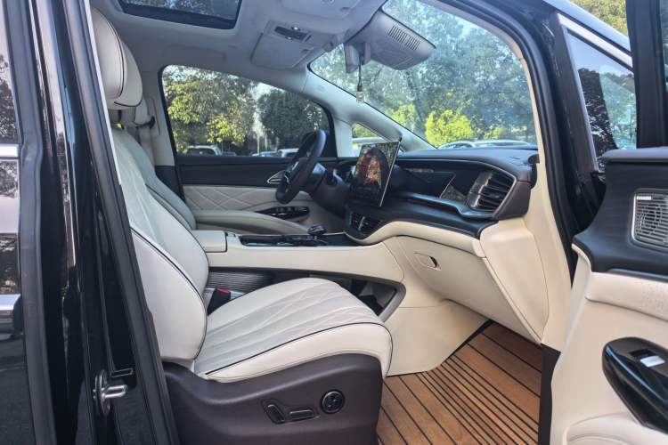 Used Denza D9 2024 DM-i 980 Four-Wheel Drive Flagship Model
