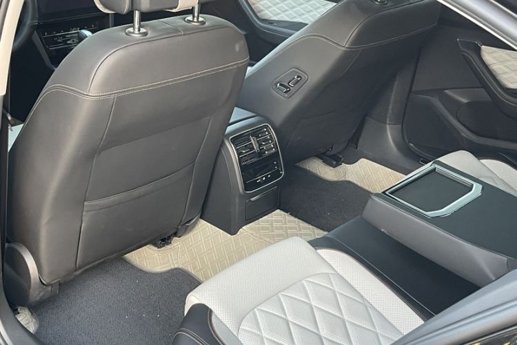 Used Volkswagen Magotan 2024 2 Million Units Zhongxiang Version 330TSI DSG Luxury Edition
