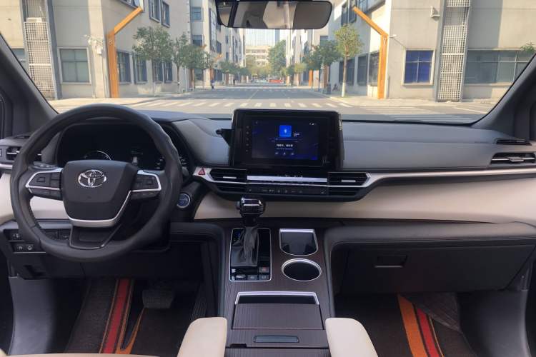 Used Toyota Sienna 2023 2.5L Hybrid Luxury Edition
