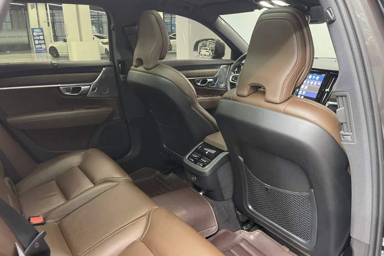 Used Volvo V90 2024 Cross Country B5 AWD Prestige Edition
