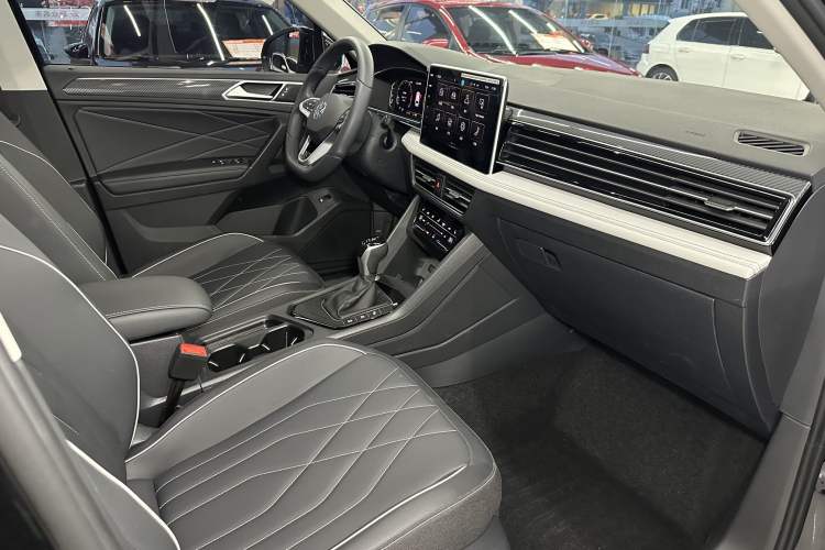 Used Volkswagen Tiguan L 2024 Outstanding Model 330TSI Automatic Two-Wheel Drive R-Line Dragon Glory Edition
