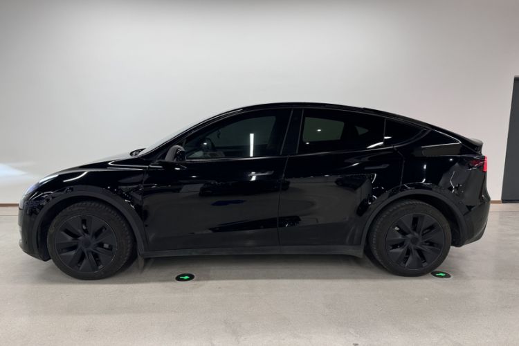 Used Tesla Model Y 2023 Long-Range All-Wheel-Drive Version