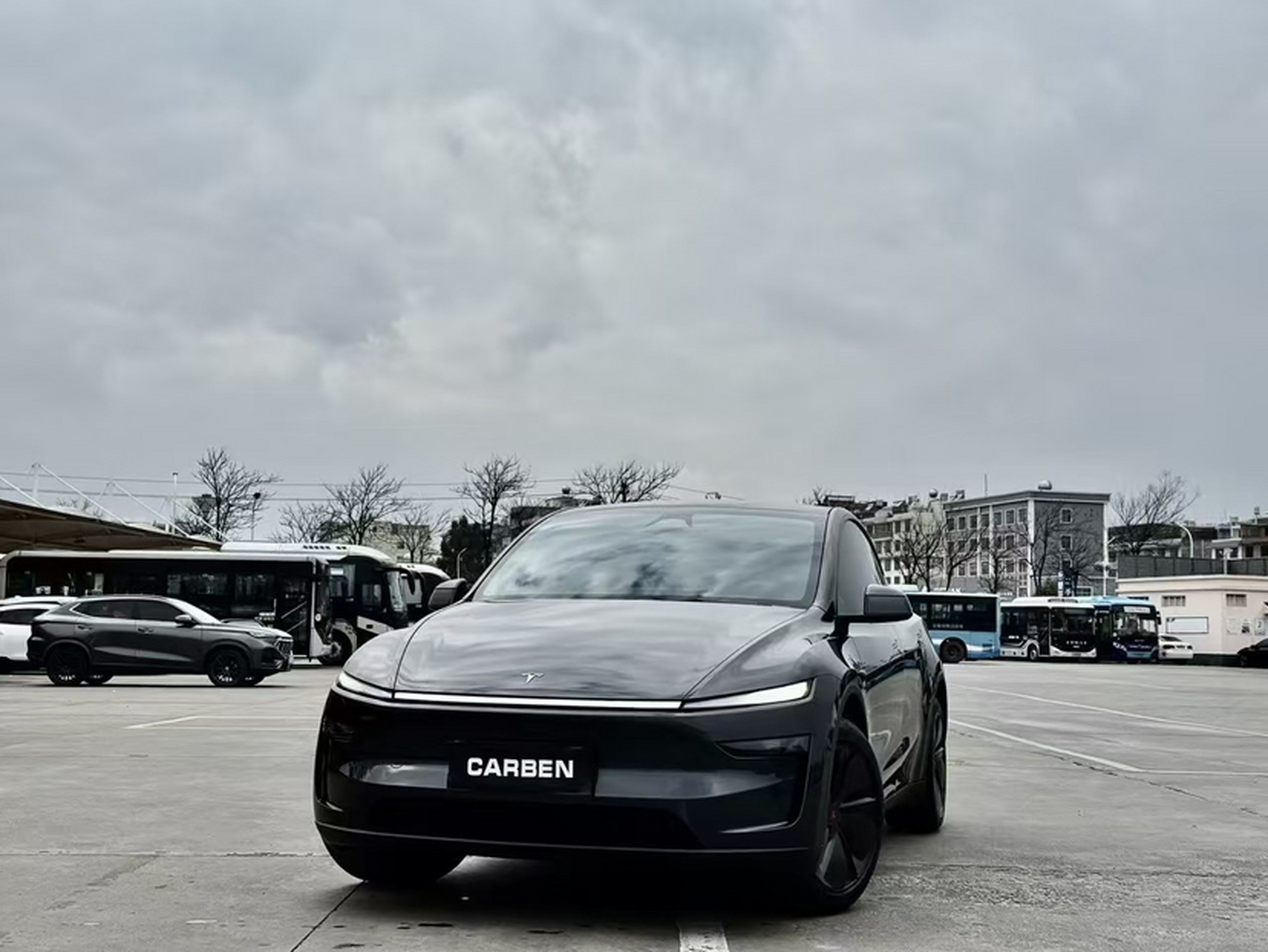 Под передней частью автомобиля