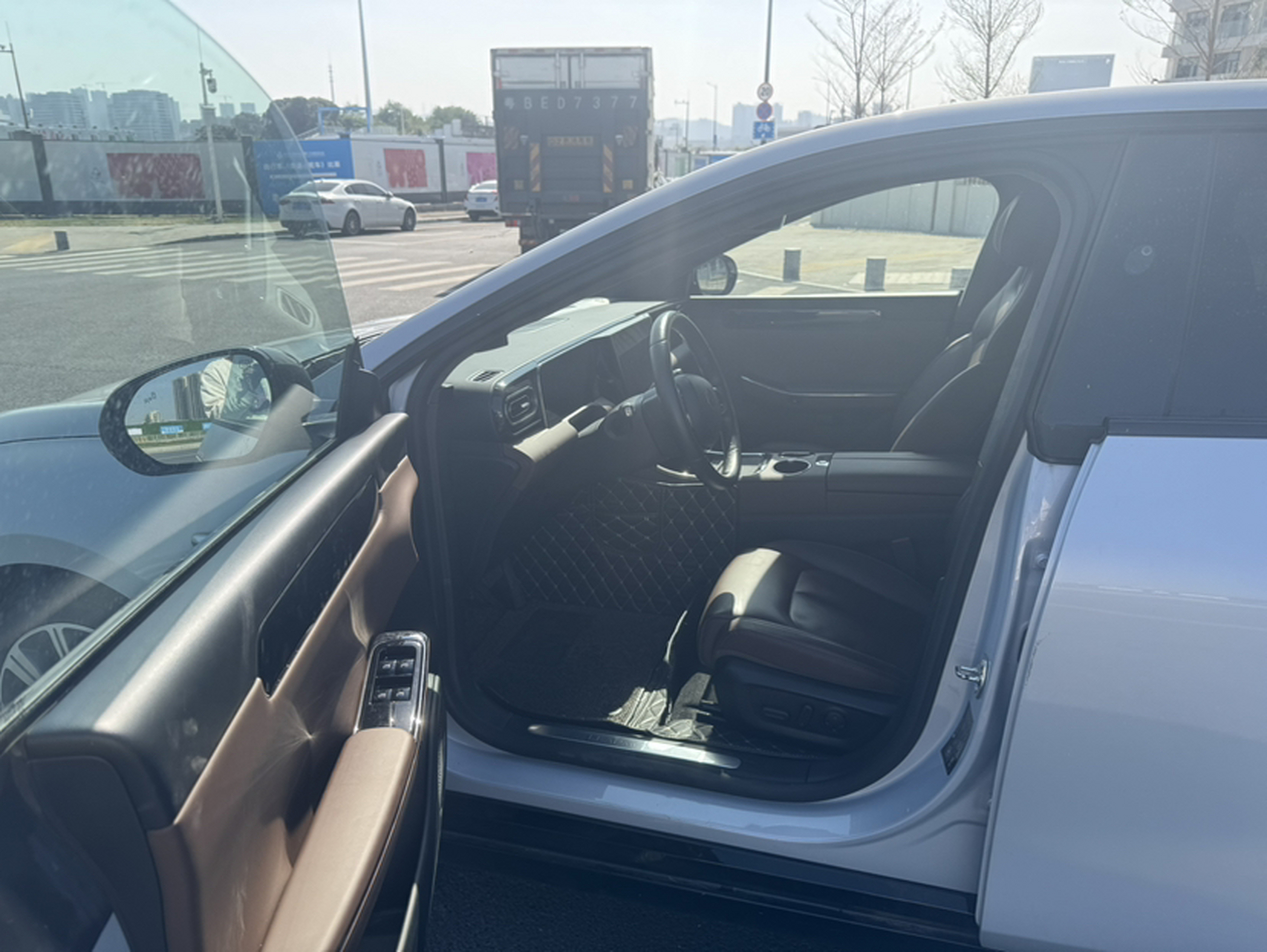 المقاعد الأمامية داخل السيارة