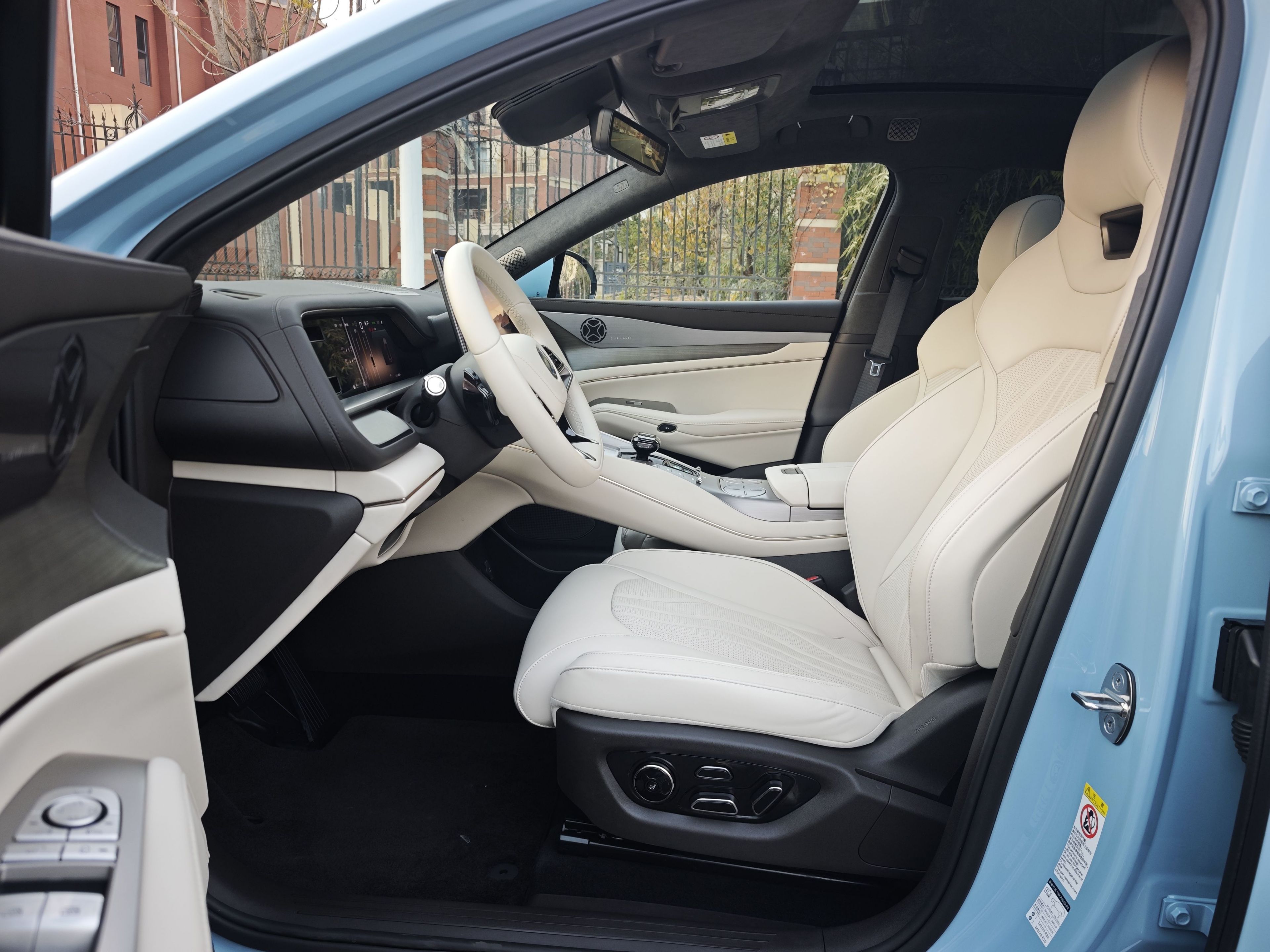 Переднее сиденье в автомобиле