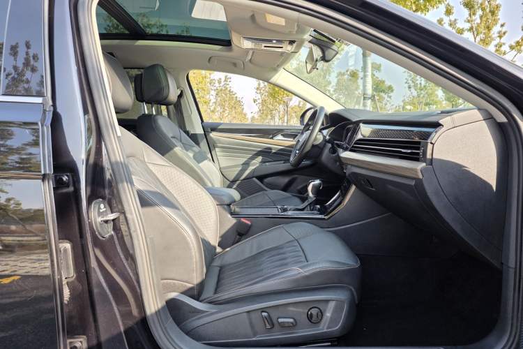 Used Volkswagen Passat 2020 330TSI Luxury Edition China VI
