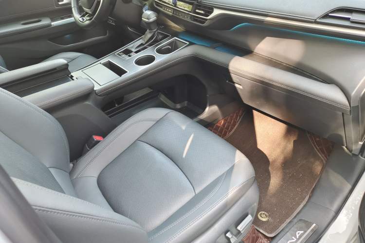 Used Toyota Sienna 2023 2.5L Hybrid Deluxe Edition