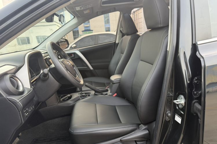 Used Toyota RAV4 2019 2.0L CVT Two-Wheel Drive Luxury Version China VI Standard
