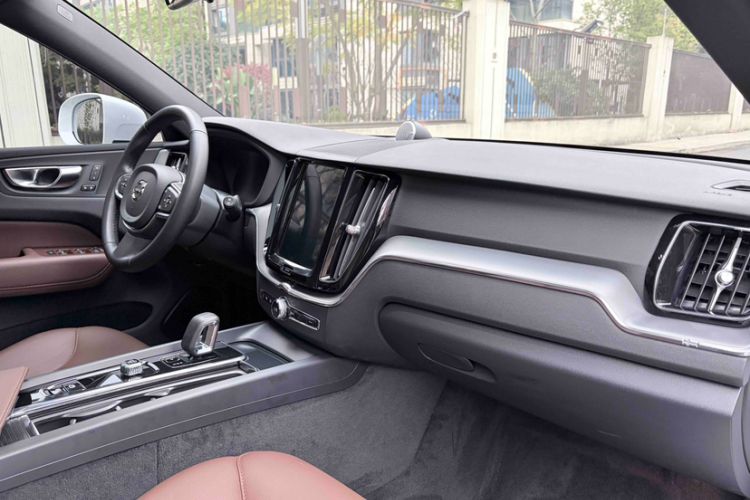 Used Volvo XC60 2025 B5 4x4 Smart Luxury Edition