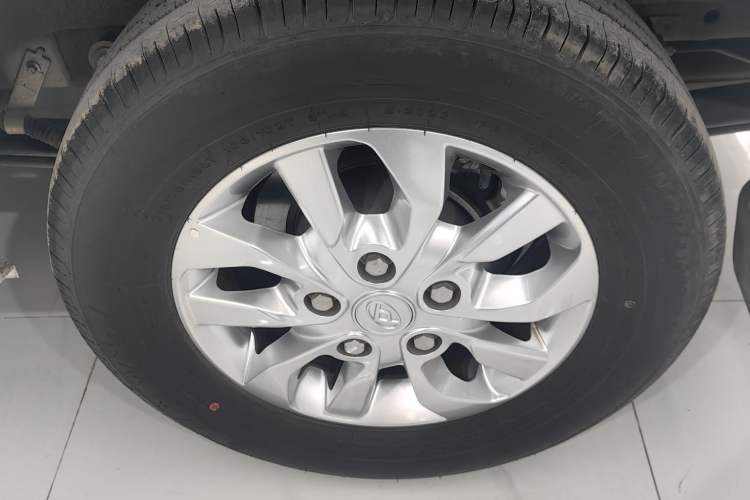 Used SAIC MAXUS Xintu V80 2021 2.0T Manual Classic Aoyuntong Short Wheelbase Mid-Roof 5/6-Seater