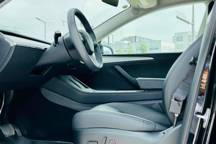 Used Tesla Model Y 2023 Long-Range All-Wheel-Drive Version
