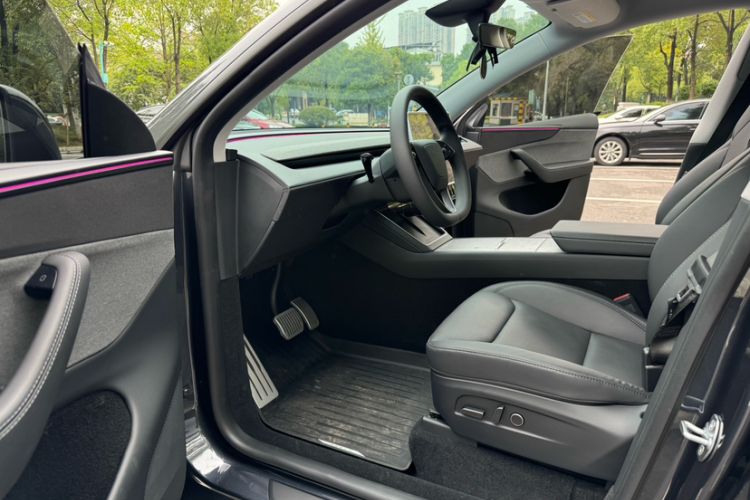 Used Tesla Model Y 2025 Rear-Wheel-Drive Version
