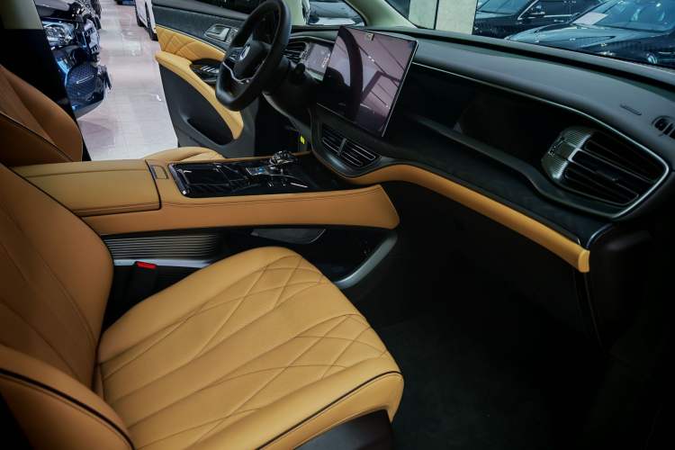 Used Denza D9 2024 DM-i 1050 Luxury Model
