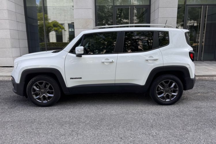 Used  Renegade 2018 Connected Large Screen Version 180T Automatic Kinetic Edition+
