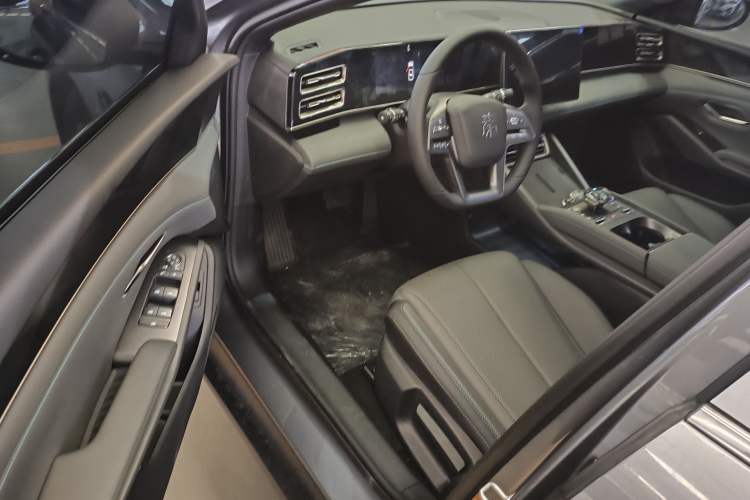 Used BYD Qin L 2025 DM-i Smart Drive 80KM Leading Model