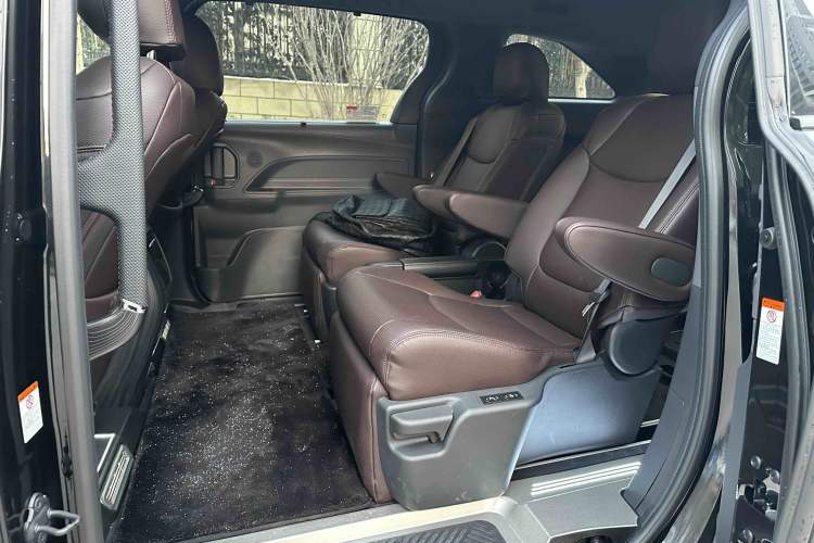 Used Toyota Granvia 2024 2.5L Hybrid Comfort Edition
