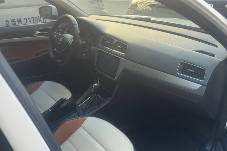 Used Volkswagen Cross Lavida 2016 1.6L Automatic Comfort Edition
