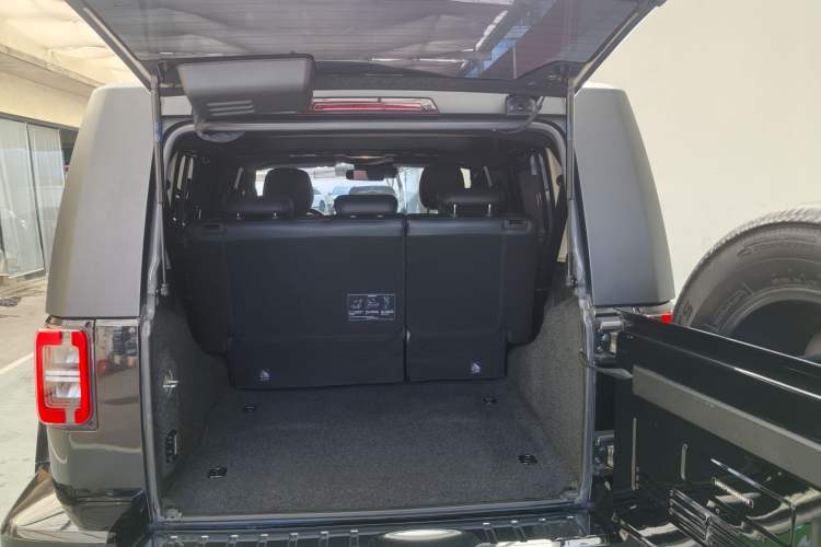 Used  BJ40 2023 2.0T Automatic Four-Wheel Drive Urban Hunter Edition Chivalrous Type
