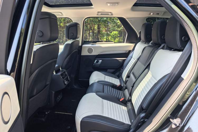 Used Land Rover Discovery 2023 360 PS R-Dynamic SE
