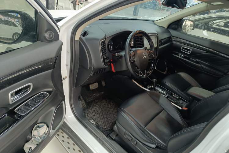 Used Mitsubishi Outlander 2019 2.0L Two-Wheel Drive Comfort Edition 5 Seats China V Standard
