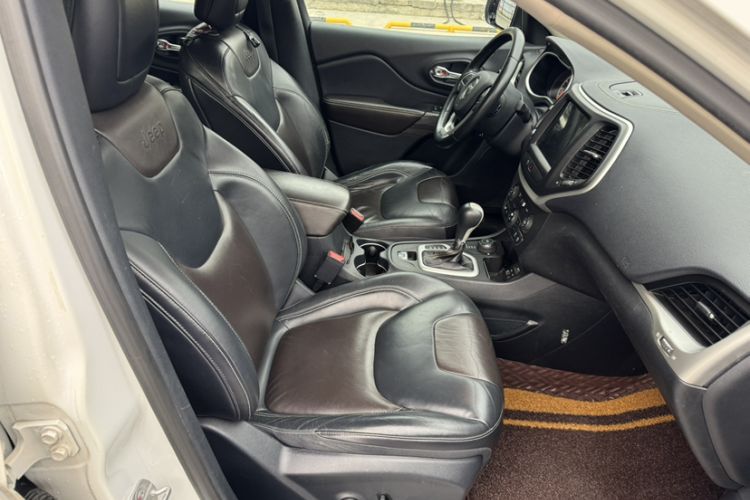 Used  Cherokee 2016 2.4L Professional Smart Version
