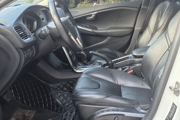 Used Volvo V40 2017 T3 Zhiyi Edition