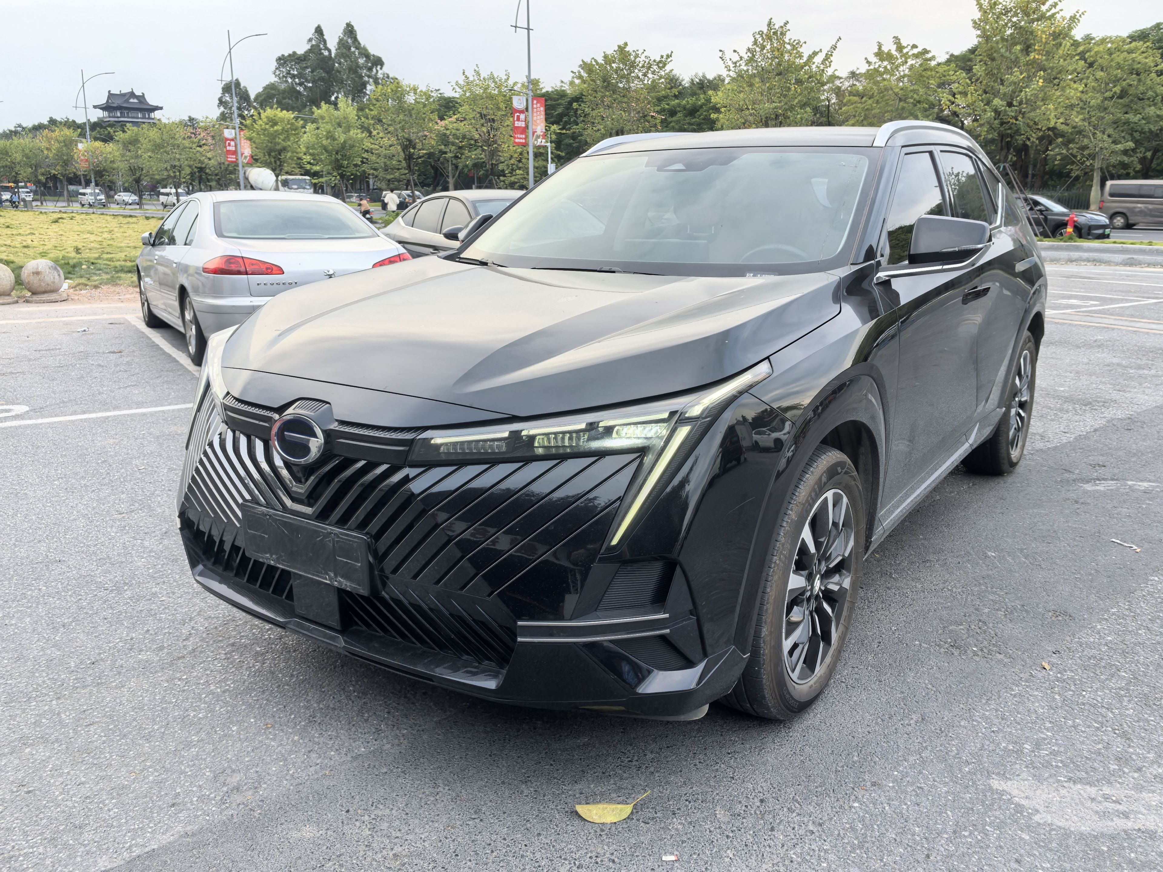 Под передней частью автомобиля