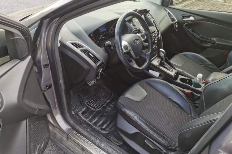 Used Ford Focus 2012 Sedan 1.6L Automatic Fashion Edition
