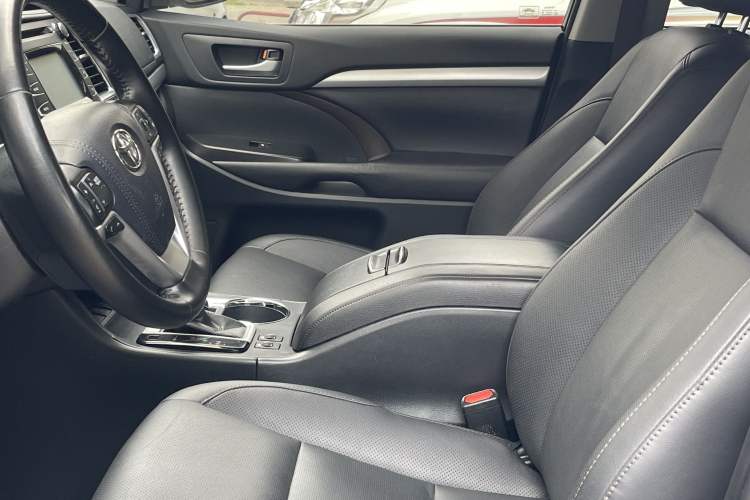 Used Toyota Highlander 2018 2.0T Four-Wheel Drive Luxury Version 7 Seats China VI Standard