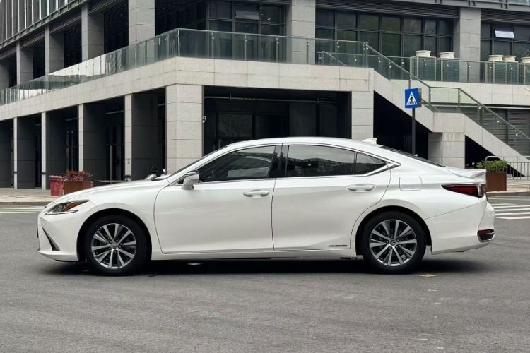 Used Lexus ES 2020 300h Premier Edition
