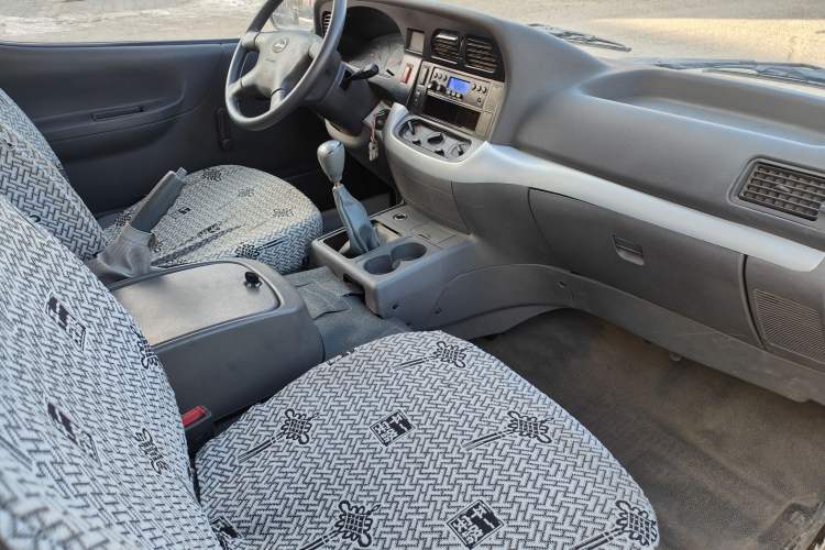 Used Jinbei Hiace 2018 2.0L Fifth-Generation Box Truck Standard Roof 2 Seats 4G19
