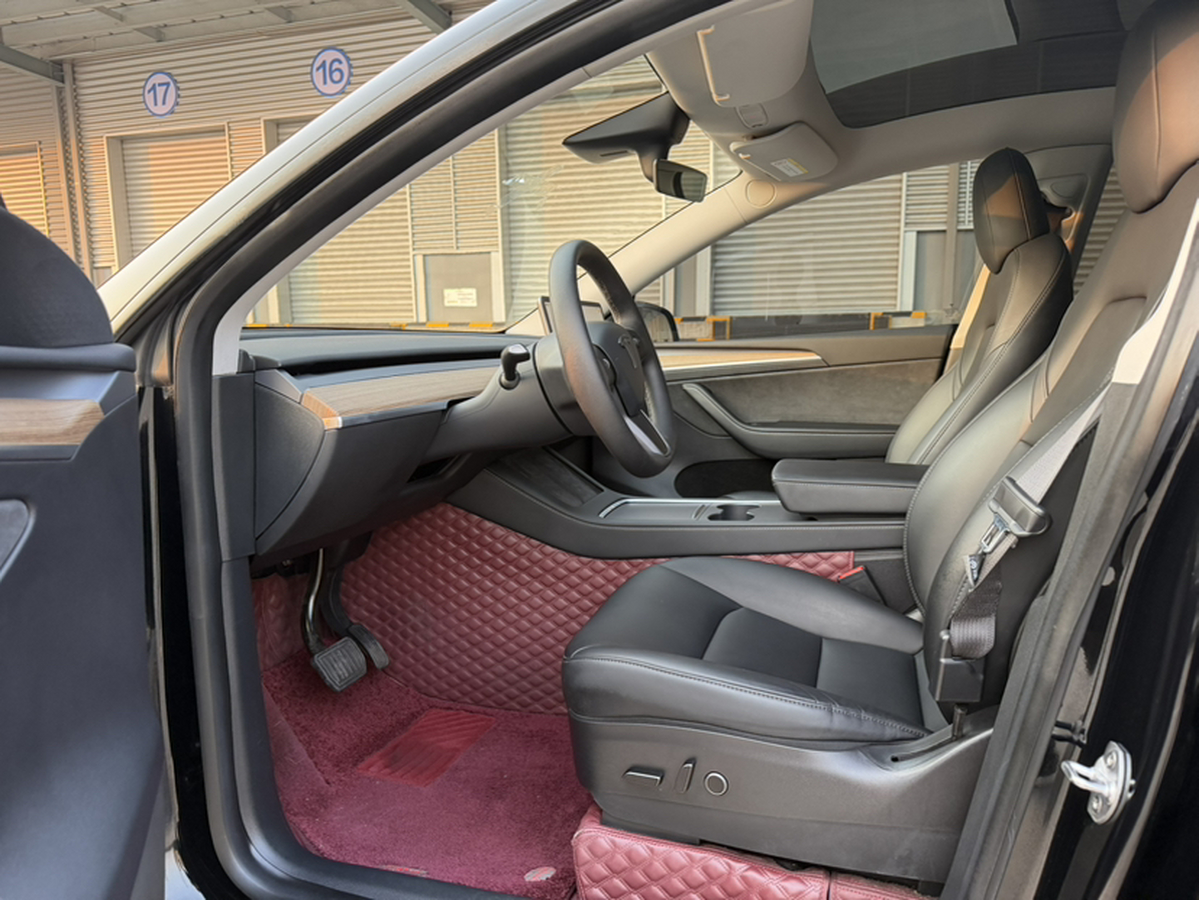 المقاعد الأمامية داخل السيارة