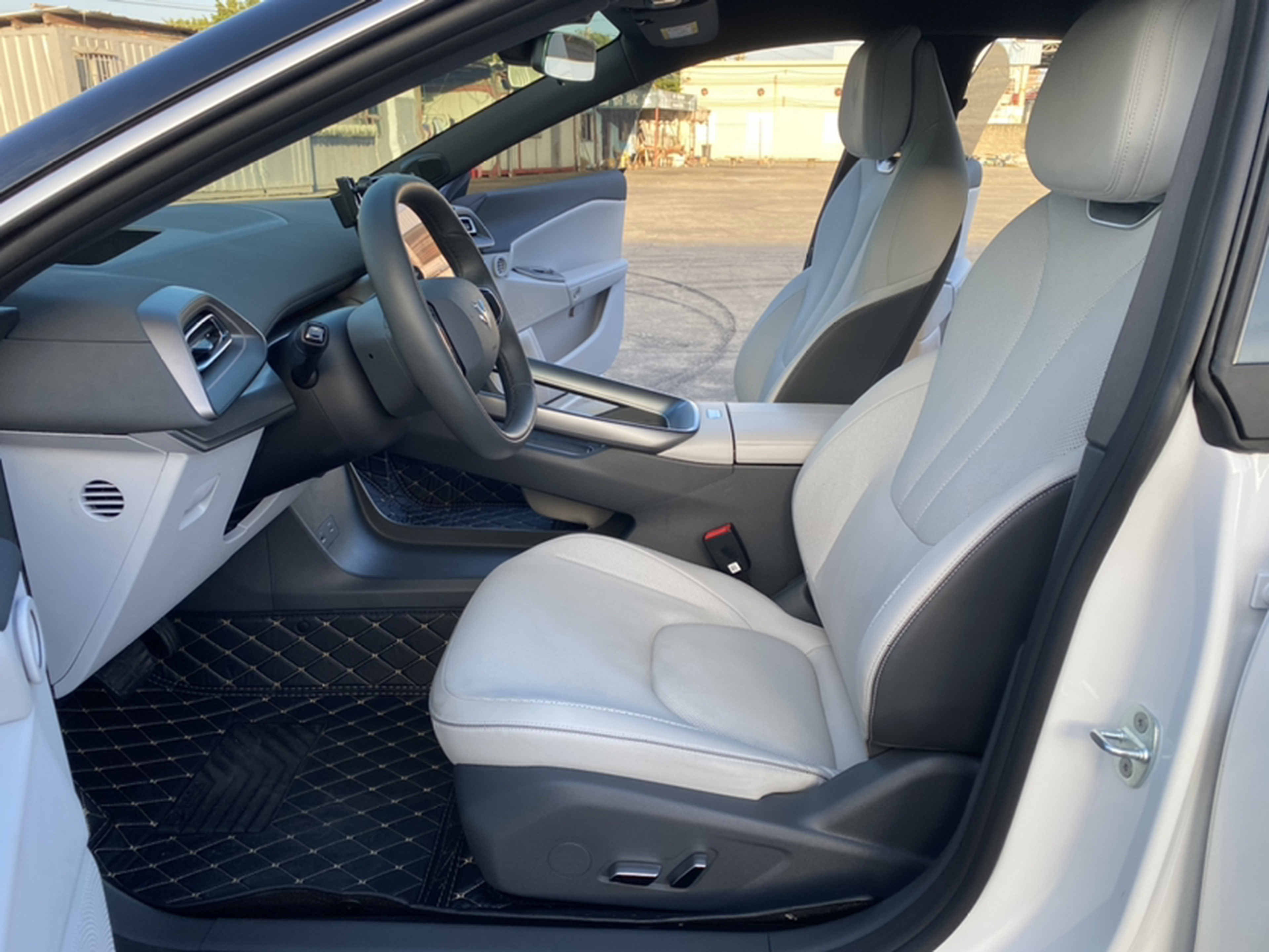 المقاعد الأمامية داخل السيارة