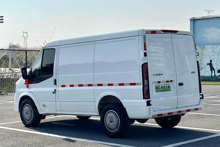 Used JMC Fushun 2023 2.0T Manual Short-Wheelbase Low-Roof Commercial Van 2/3 Seats with Dual-Swing Tailgate
