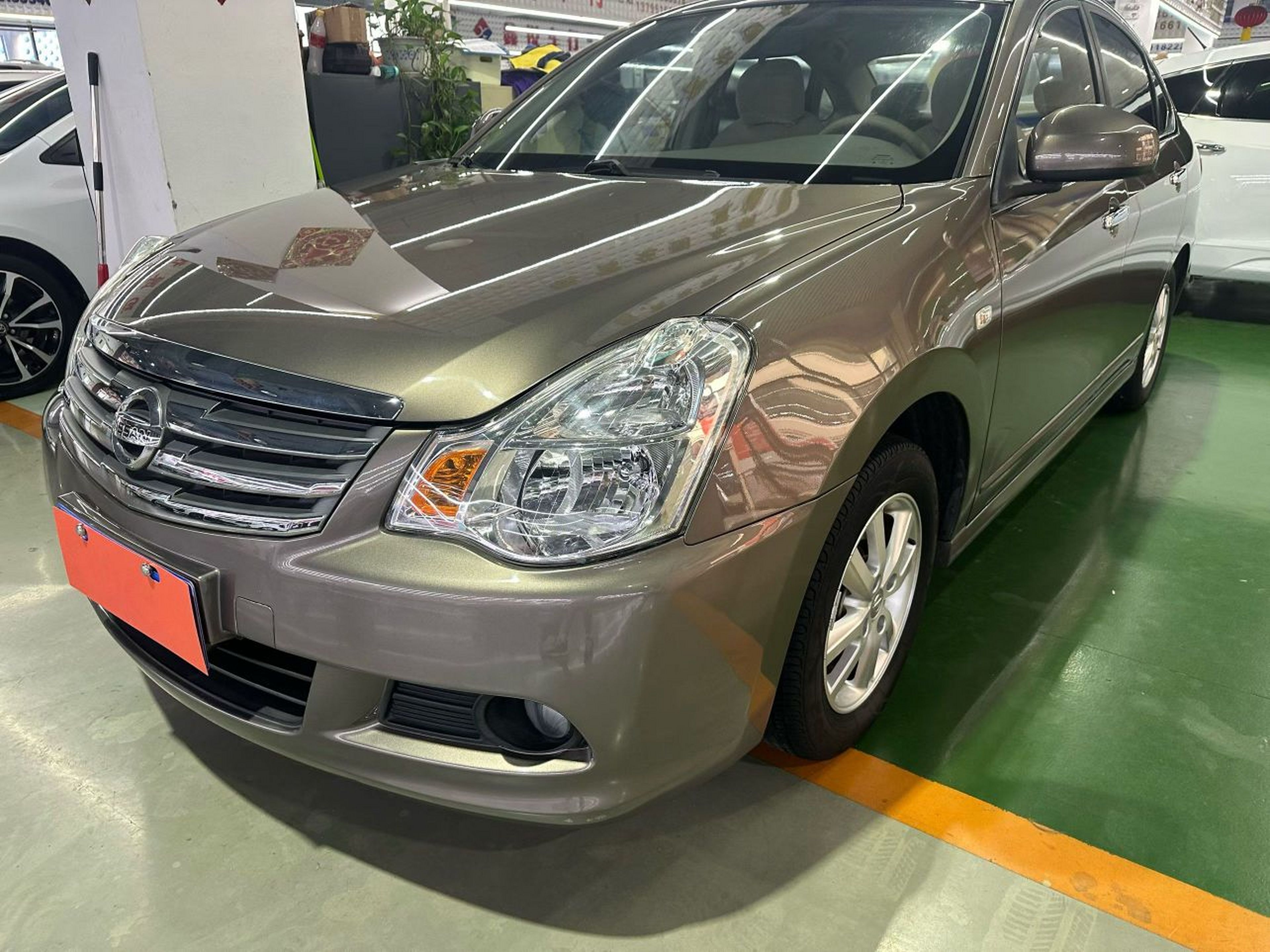 تحت مقدمة السيارة