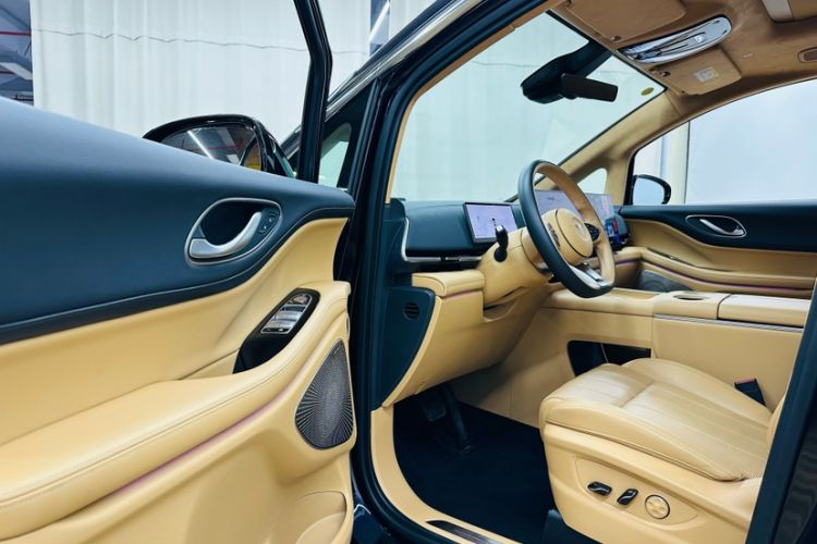 Used VOYAH Dream 2025 PHEV Four-Wheel-Drive Flagship Kunpeng Edition
