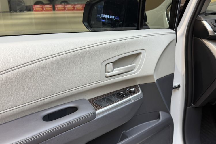 Used Toyota Granvia 2024 2.5L Hybrid Comfort Edition
