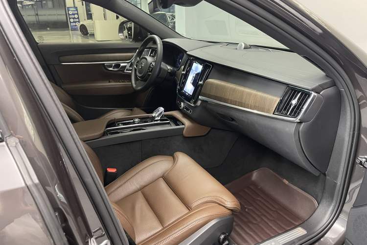 Used Volvo V90 2024 Cross Country B5 AWD Prestige Edition
