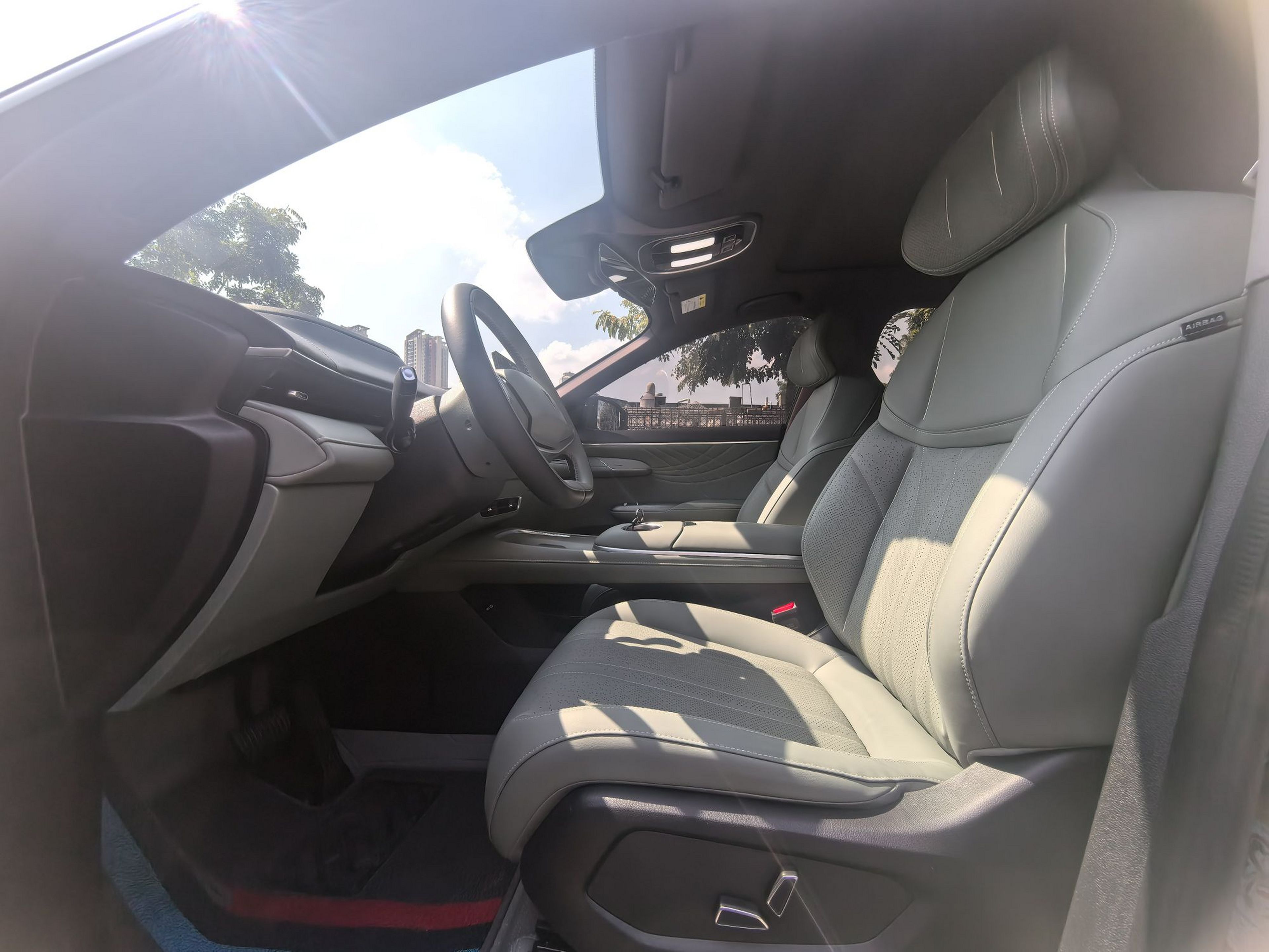 Переднее сиденье в автомобиле