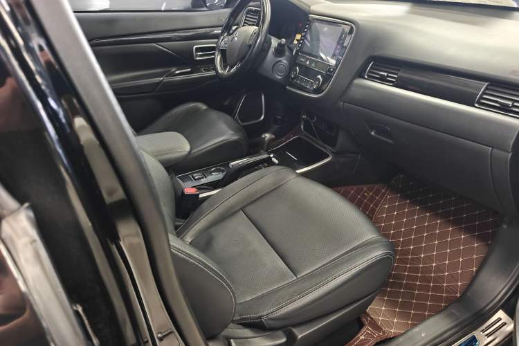 Used Mitsubishi Outlander 2018 2.0L Two-Wheel-Drive Jiale Edition 7-Seater
