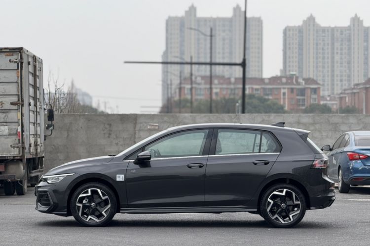 Used Volkswagen Golf 2025 Facelift 300TSI R-Line
