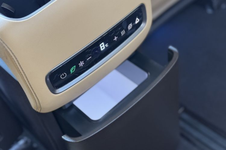 Used Denza D9 2024 DM-i 1050 Luxury Model
