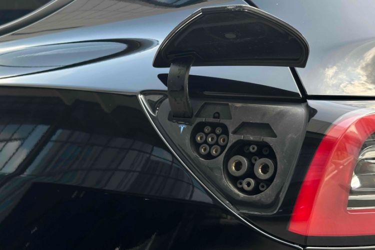 Used Tesla Model Y 2021 Long-Range All-Wheel-Drive Version
