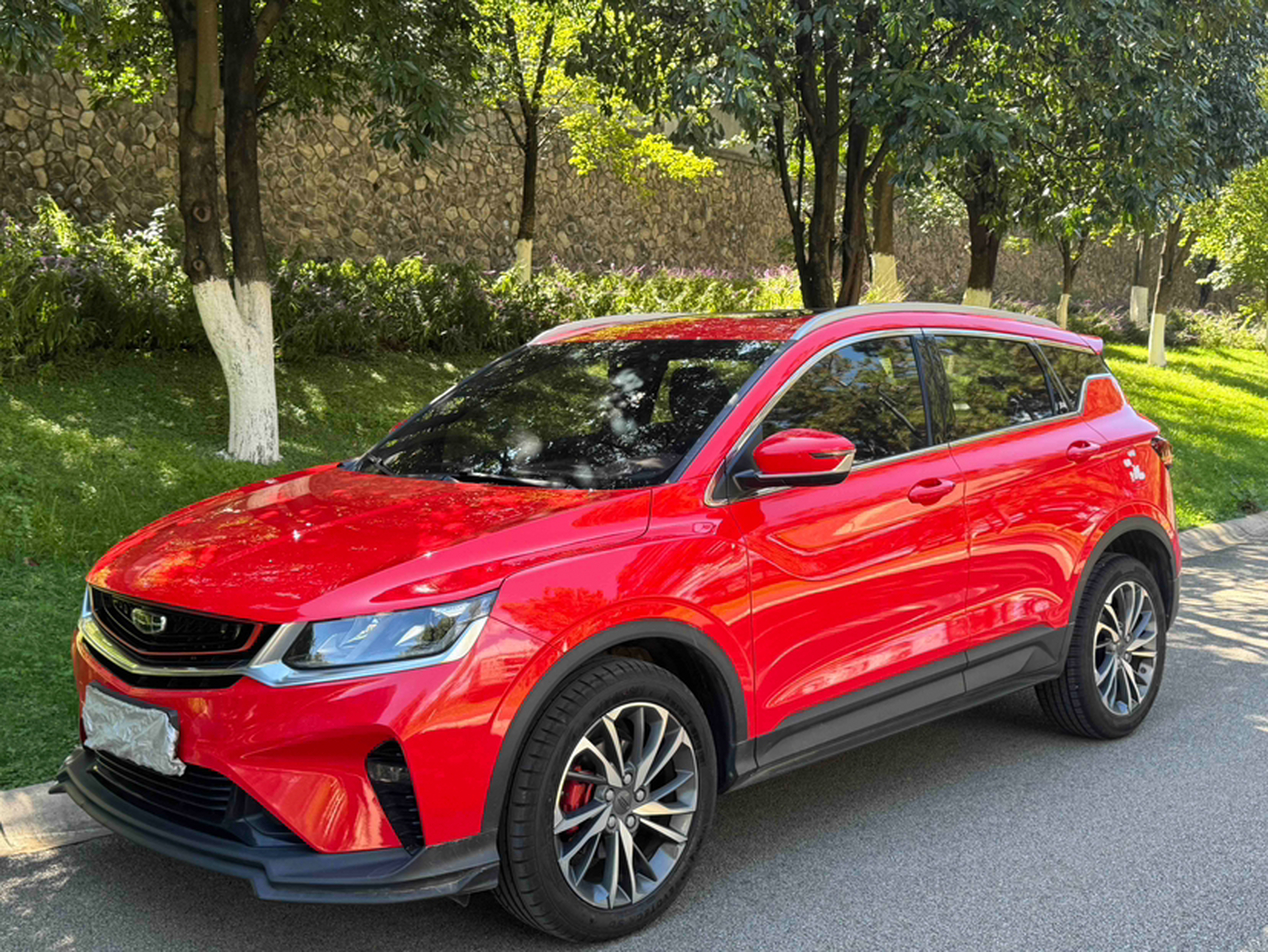 Под передней частью автомобиля