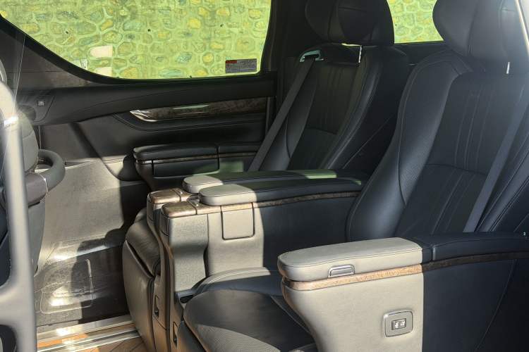 Used Toyota Vellfire 2021 Crown Dual-Engine 2.5L HV Prestige Edition
